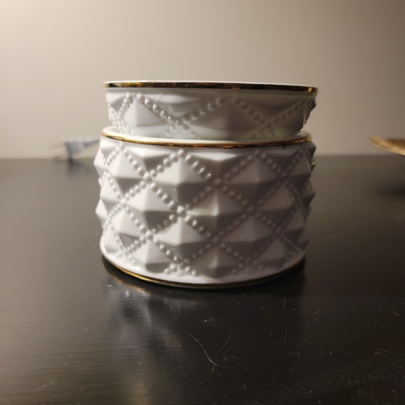 Scentsy White And Gold Medium Burner - Picture 3 of 8